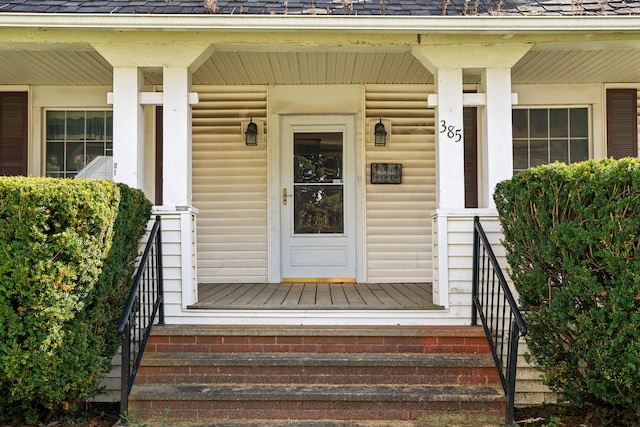 entrance to property featuring a porch