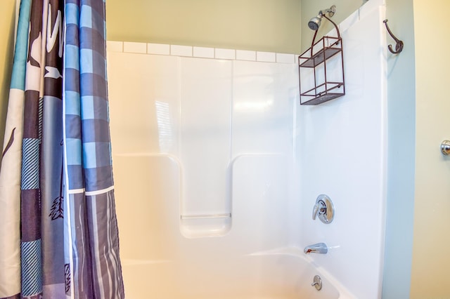 bathroom with shower / bath combo