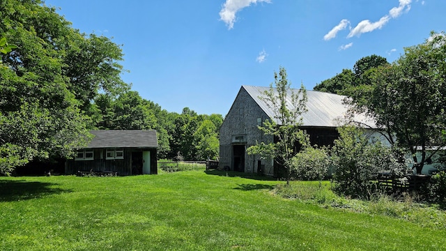 view of yard featuring an outbuilding