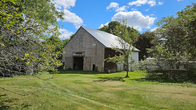 view of yard with an outdoor structure