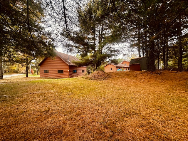 view of yard with an outdoor structure