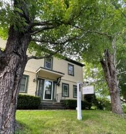 view of front of home featuring a front yard