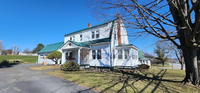 view of front of property with a front lawn