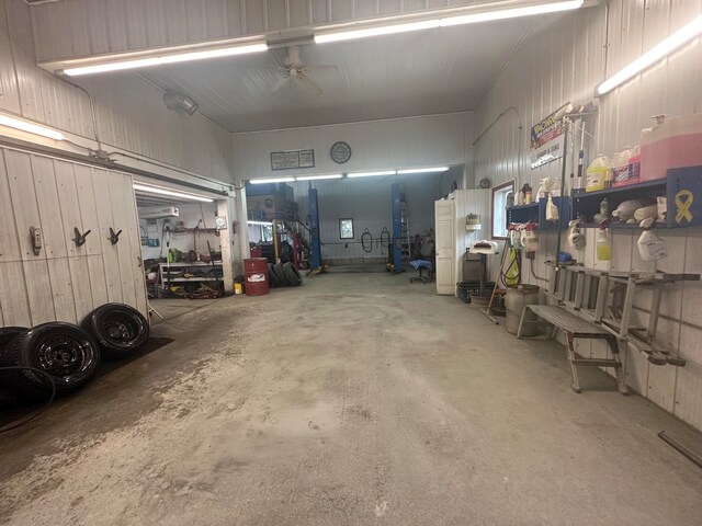 garage featuring ceiling fan