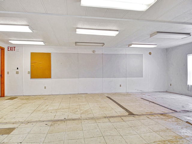 unfurnished room featuring light tile flooring