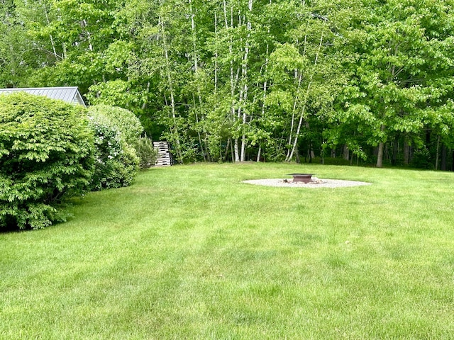 view of yard featuring an outdoor fire pit