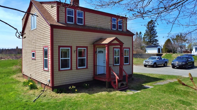 view of front facade featuring a front lawn