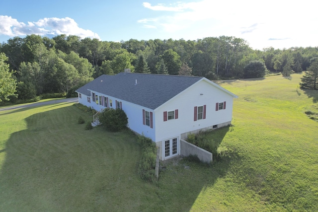 birds eye view of property featuring a forest view