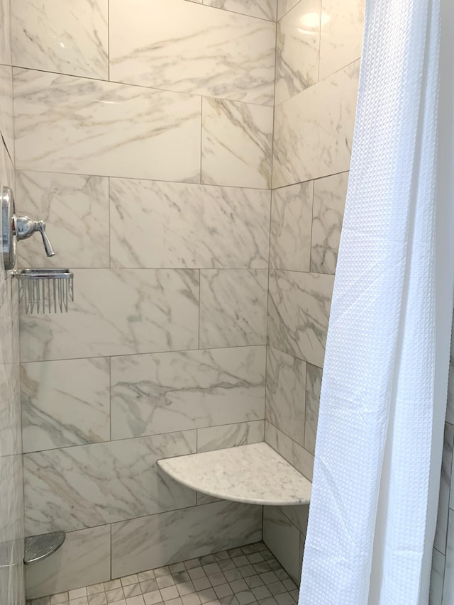 bathroom featuring tiled shower