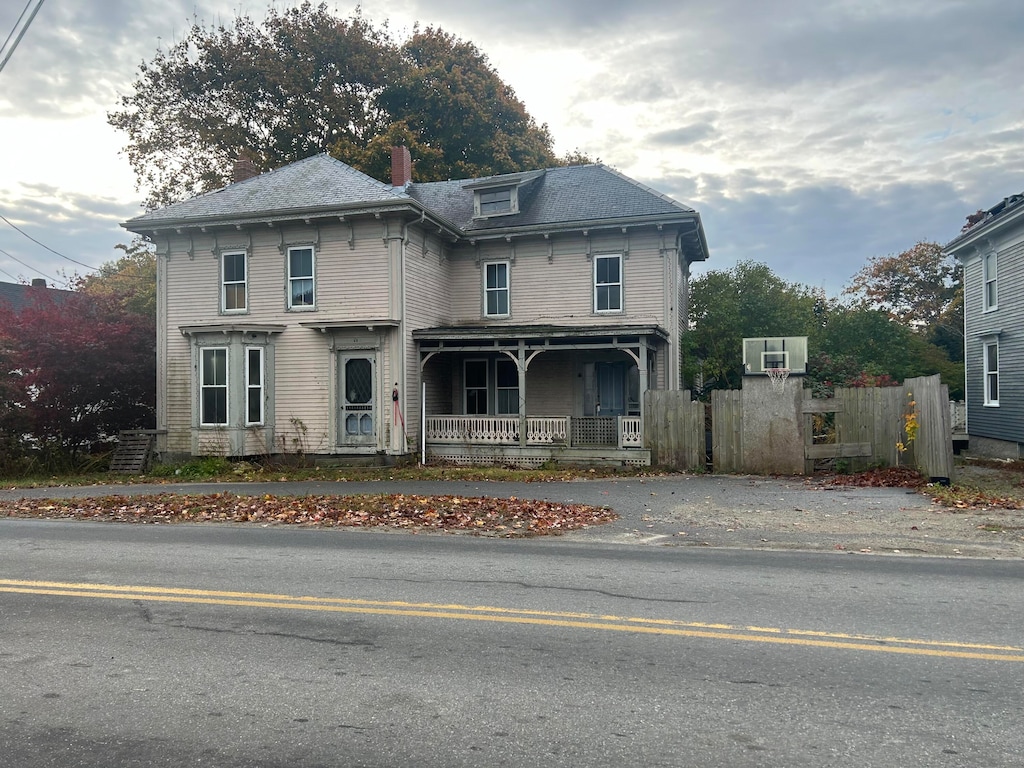 view of front of house with covered porch