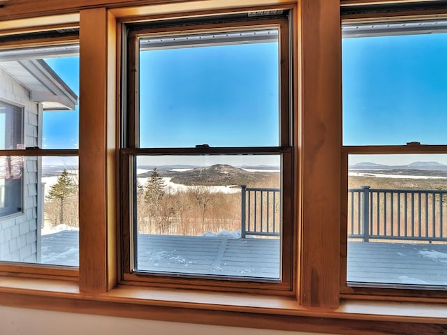 entryway with a mountain view