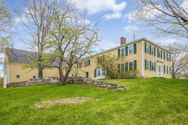 back of house featuring a lawn