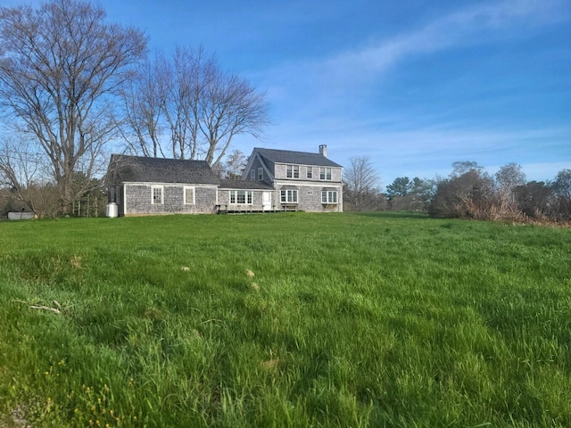 view of front of property featuring a front lawn