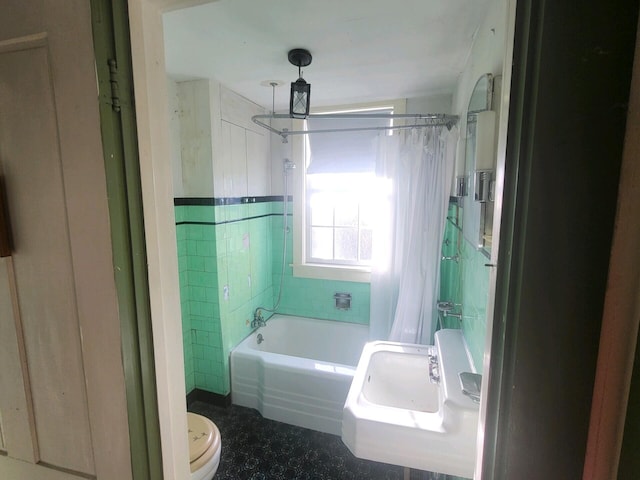 full bathroom featuring sink, shower / tub combo, and toilet