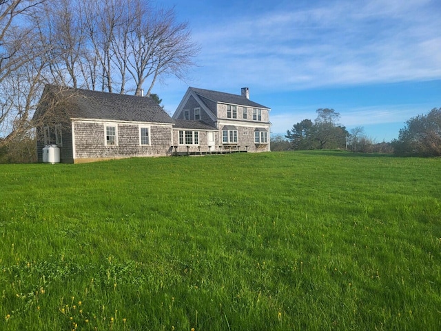 view of front of home featuring a front yard