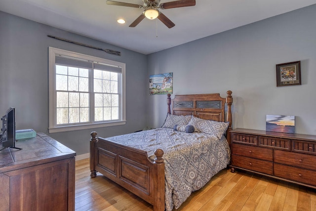 bedroom featuring light wood-style floors, baseboards, and a ceiling fan