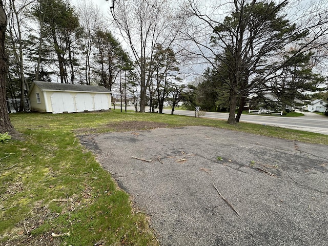 view of yard featuring an outbuilding