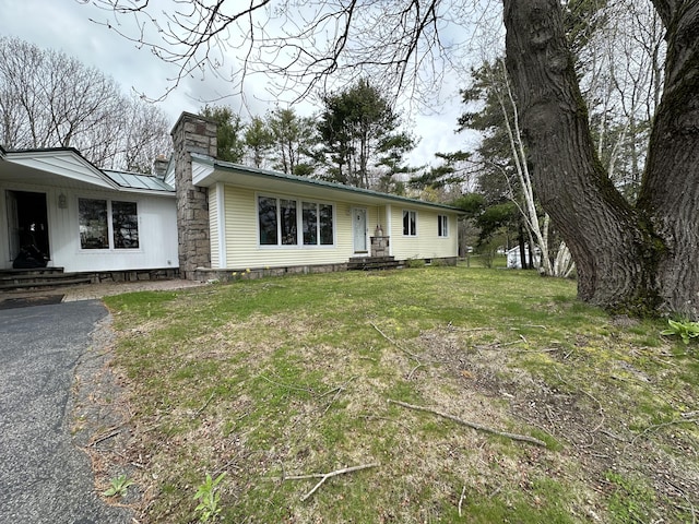 single story home with a front lawn