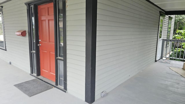 property entrance featuring a porch