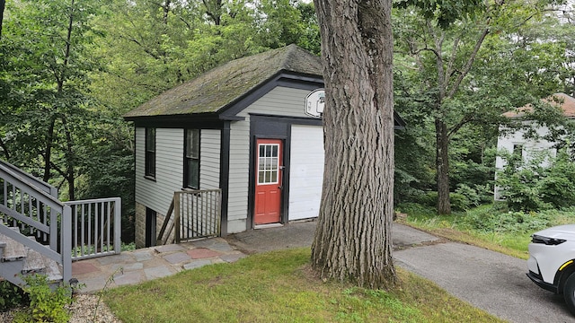 view of front of property featuring an outbuilding