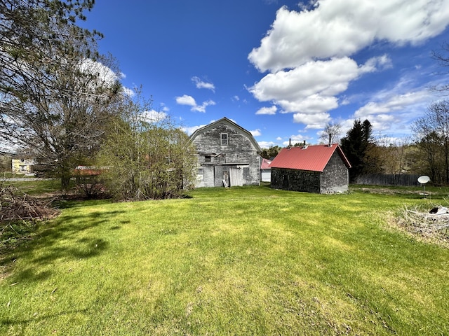 view of yard featuring an outbuilding