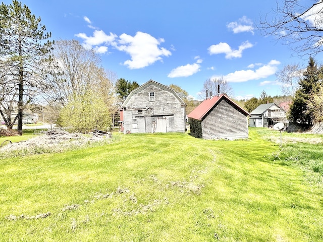 view of yard featuring an outdoor structure