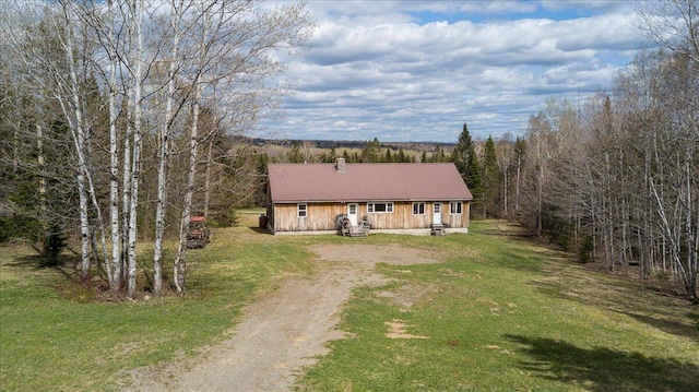 view of front facade with a front yard