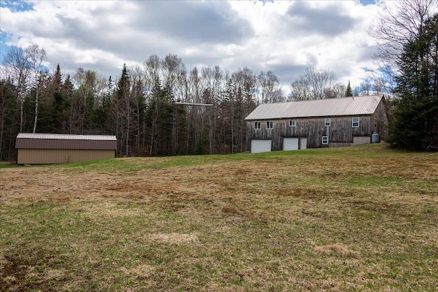 view of yard with an outdoor structure and a garage