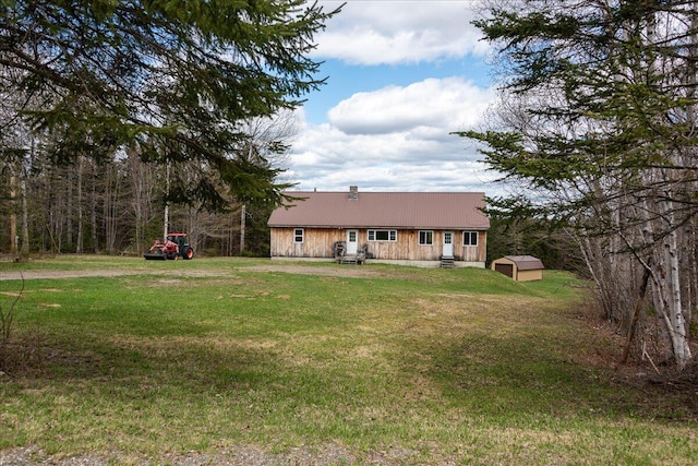 view of yard featuring a storage shed