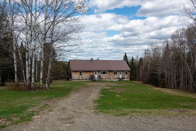 view of front of property featuring a front yard