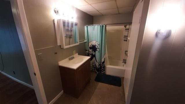 bathroom featuring oversized vanity, shower / bath combo, and a drop ceiling