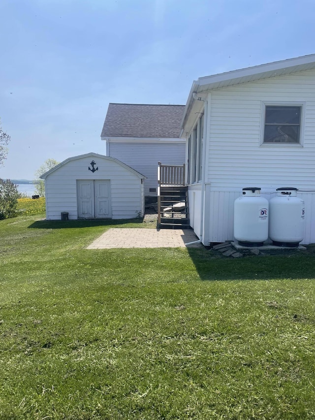 view of yard featuring a storage unit