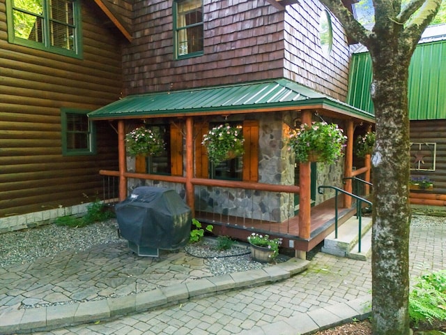 view of exterior entry featuring stone siding