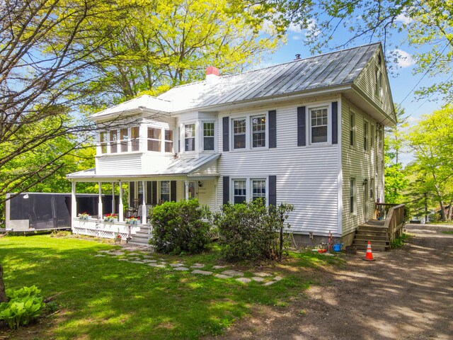 view of front of property featuring a front yard