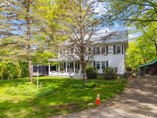 view of front of property featuring a front yard