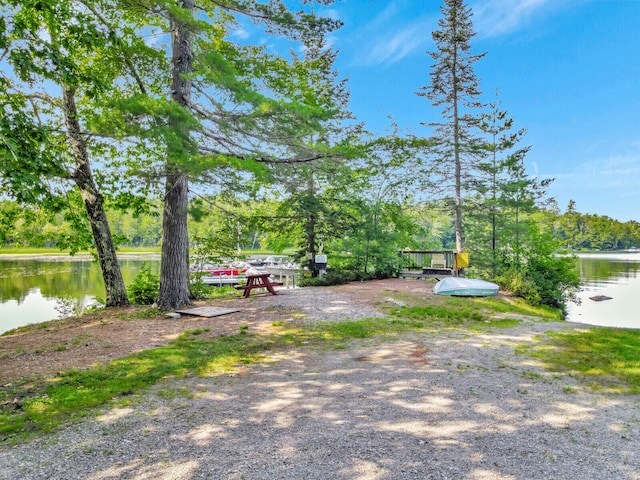 view of yard featuring a water view