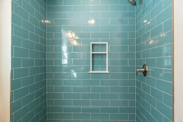 bathroom featuring tiled shower