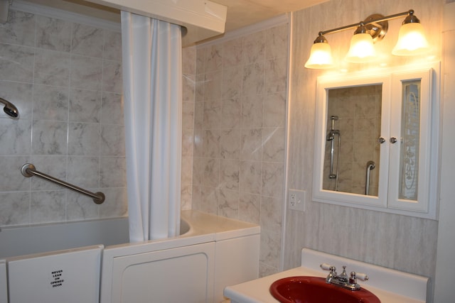 bathroom with sink and tiled shower / bath