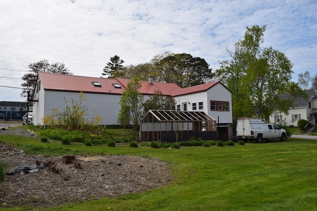 view of front of home with a front lawn