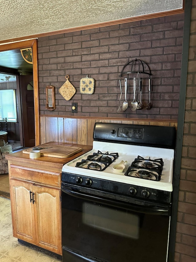 kitchen with range with gas cooktop