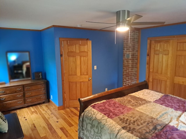 bedroom featuring ceiling fan, crown molding, and light hardwood / wood-style floors