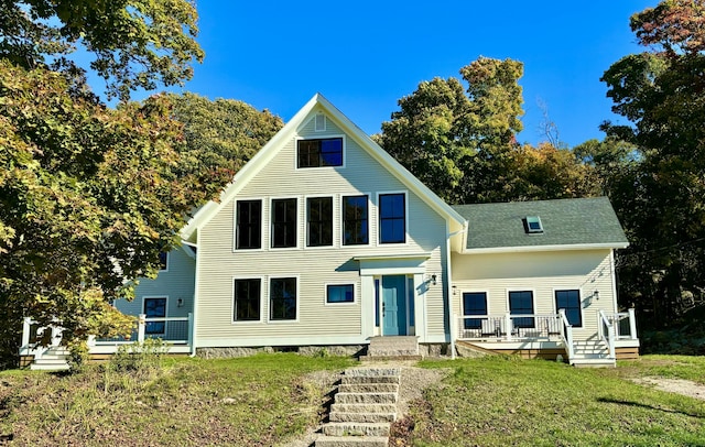 view of front facade featuring a front lawn