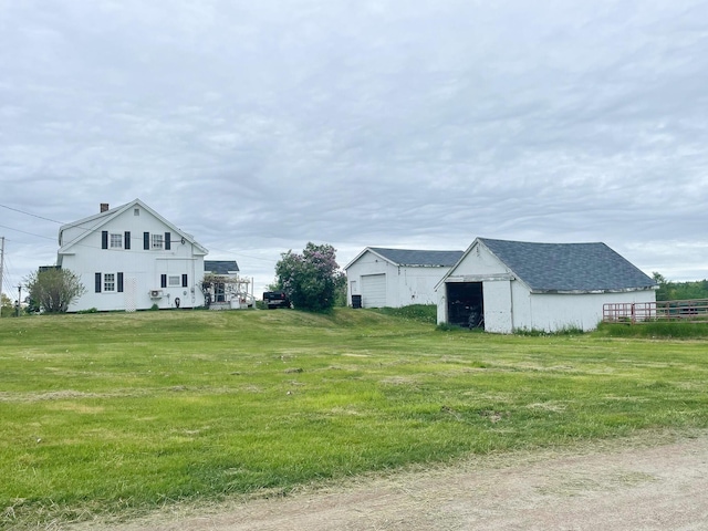 view of yard with an outbuilding