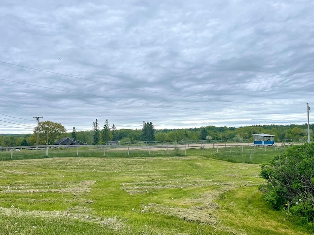 view of yard featuring a rural view