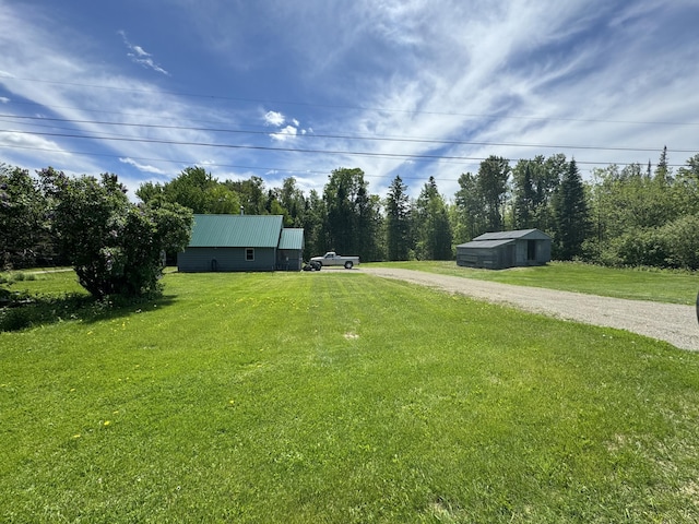 view of yard featuring an outdoor structure