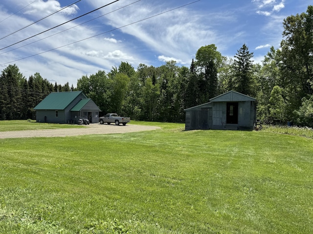 view of yard featuring an outbuilding