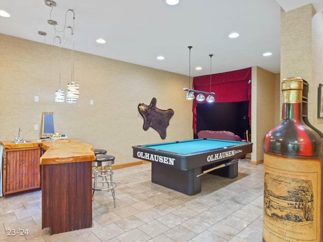 rec room with sink and billiards