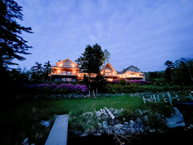 view of yard at dusk