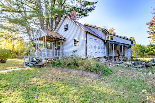 view of front of property with covered porch and a front lawn