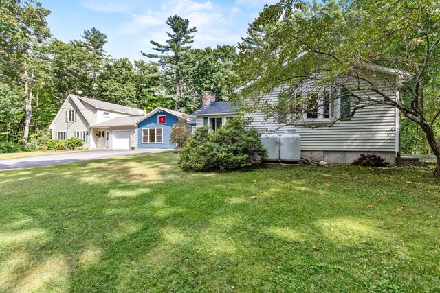 view of front of home featuring a front yard and a garage